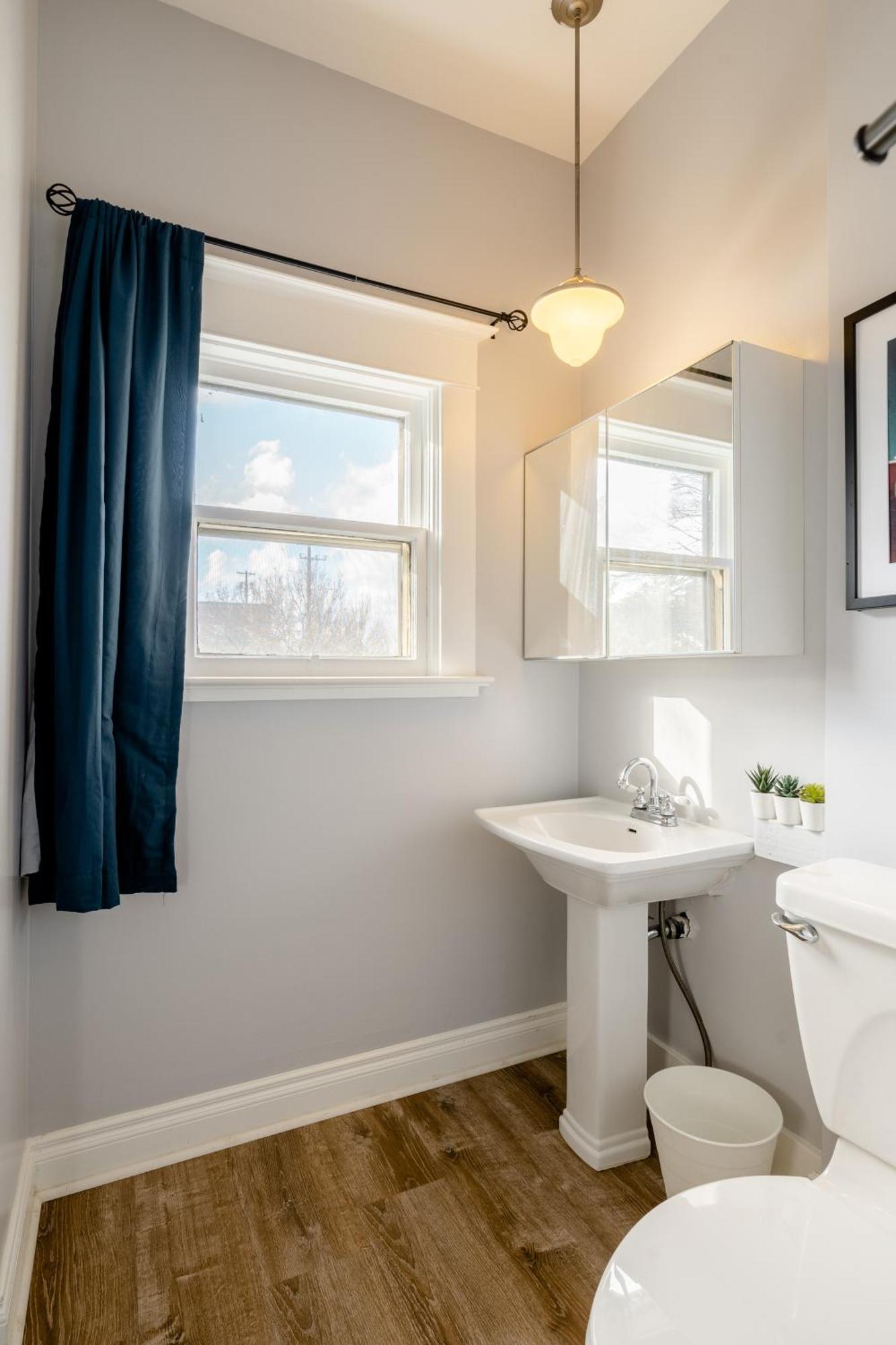 - Private Group Getaway, Sleeps 12 * Portland