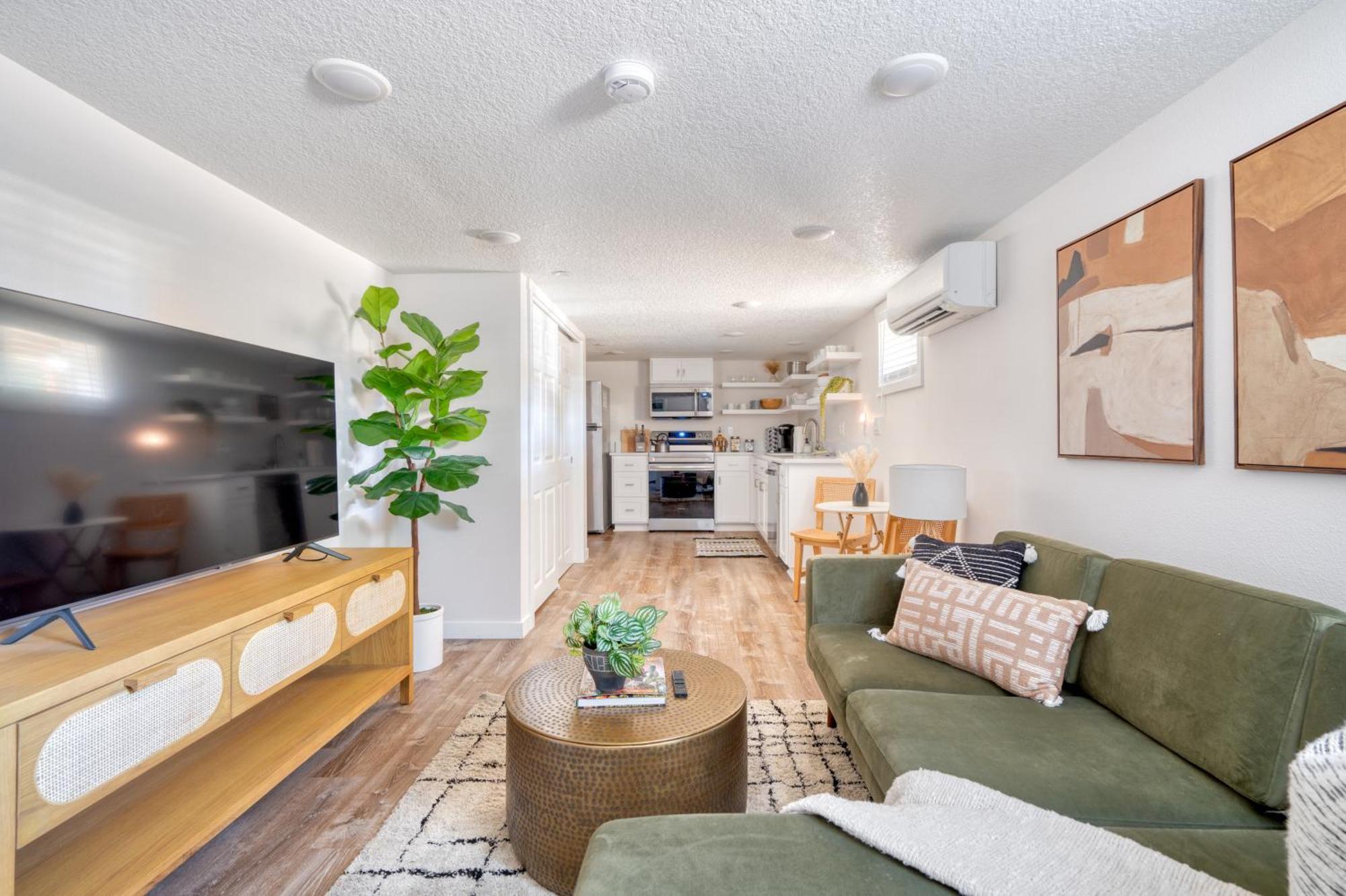 - Private Group Getaway, Sleeps 12 * Portland