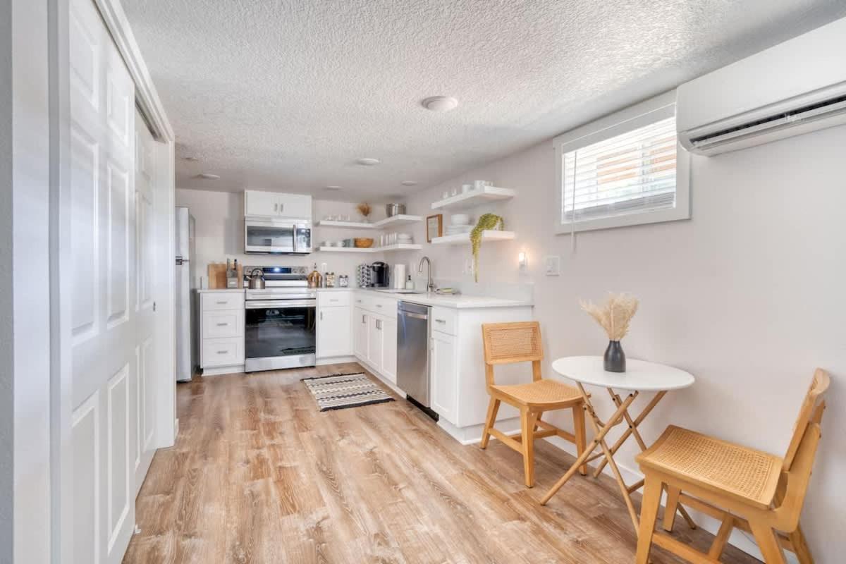 - Private Group Getaway, Sleeps 12 Holiday home *