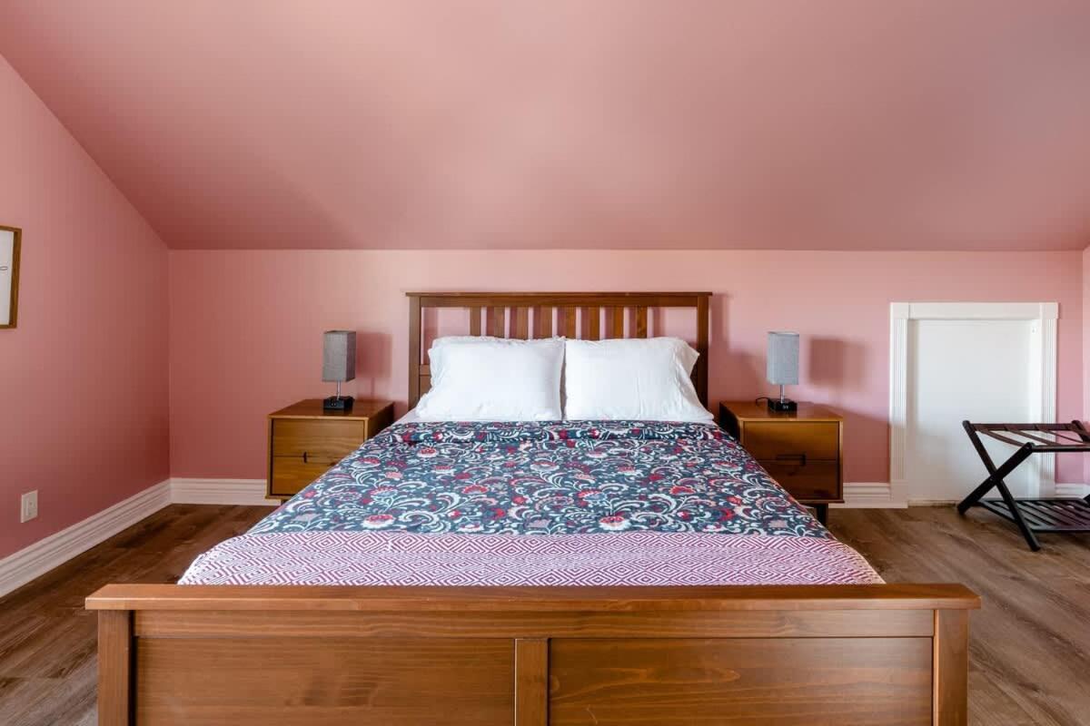 - Private Group Getaway, Sleeps 12 *